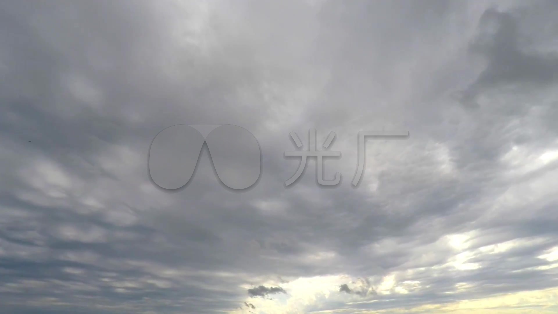 時間流逝天空與灰色蓬鬆雲