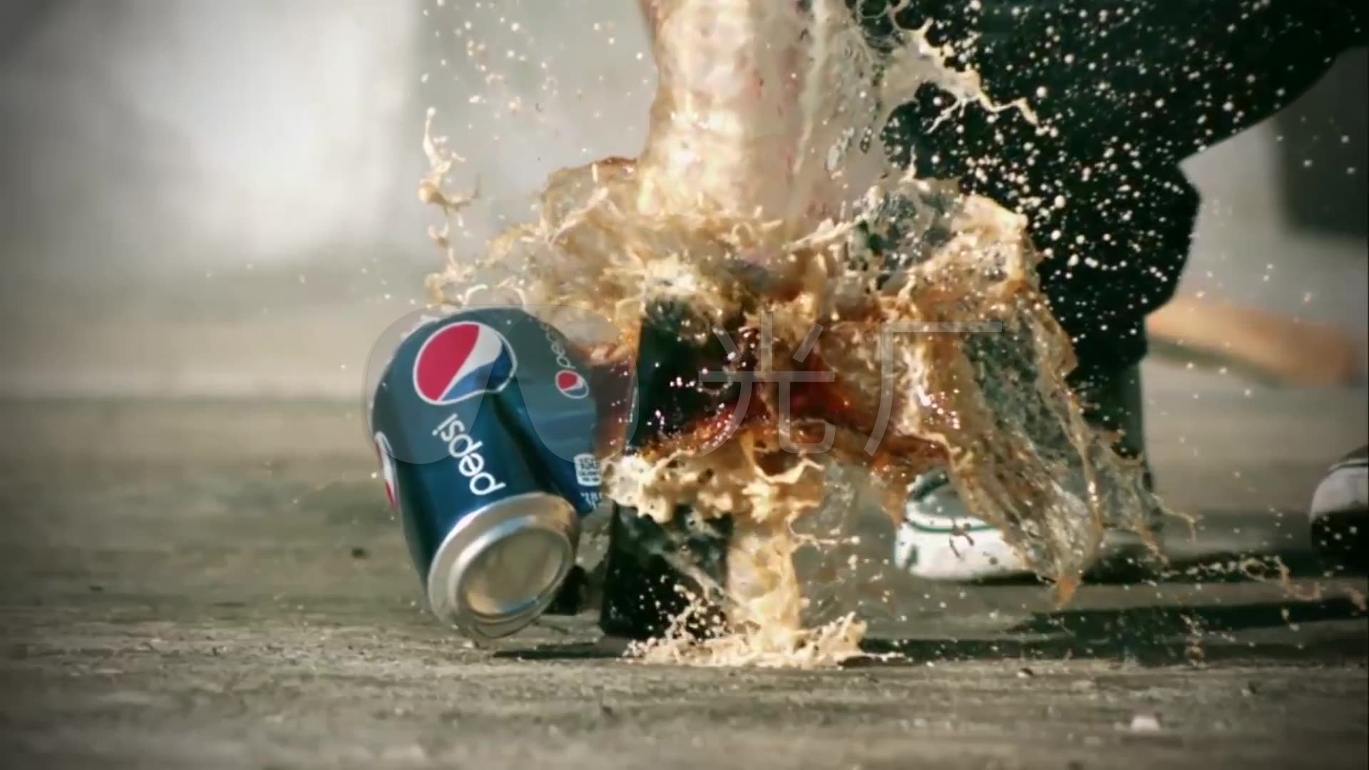 各种易拉罐汽水罐装液体喷射飞溅特写