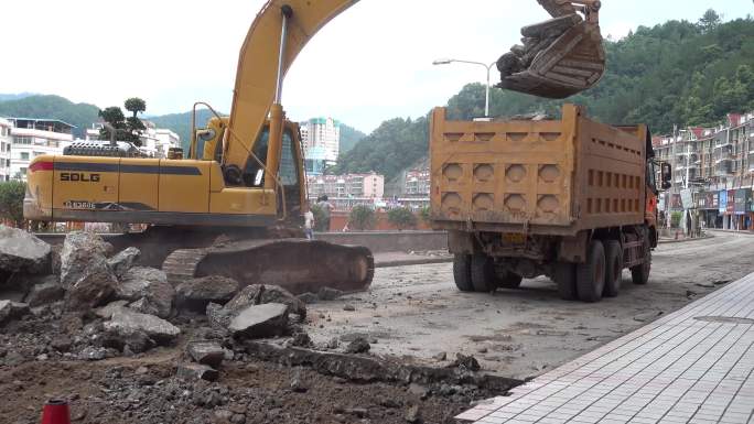 城市道路改造扩建施工挖掘机工程车市政建设