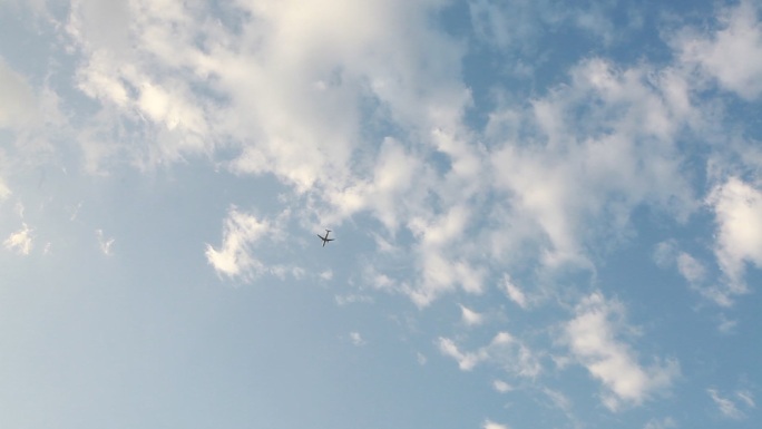 飞机航线蓝天白云实拍高清视频