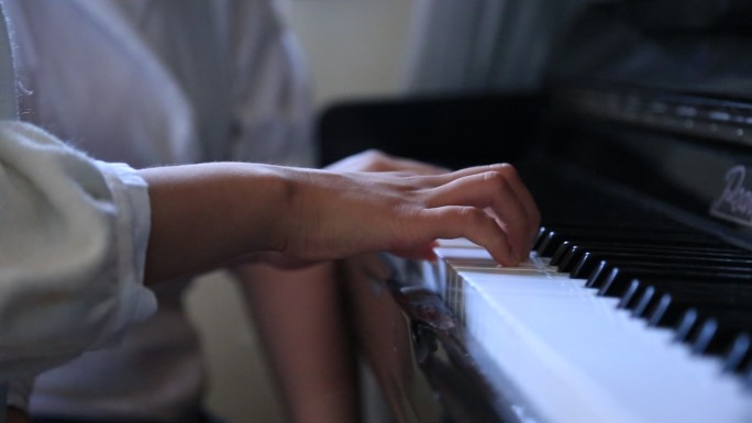 学弹钢琴