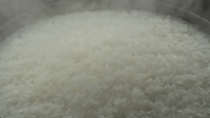 大米出笼米饭热气木铲子铲米饭