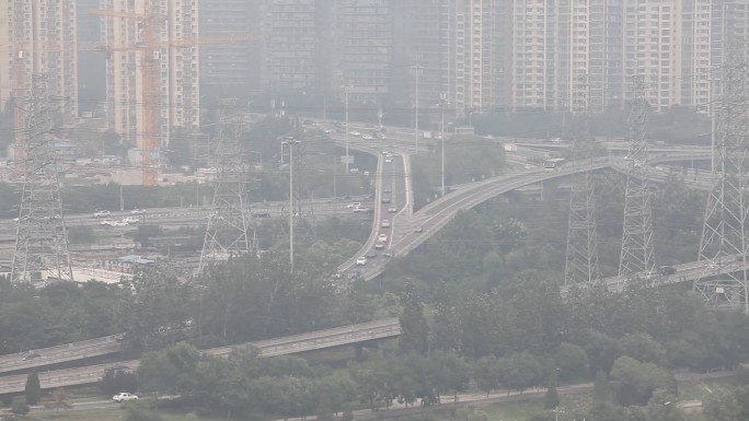 雾霾下的北京国贸大望路立交桥车流
