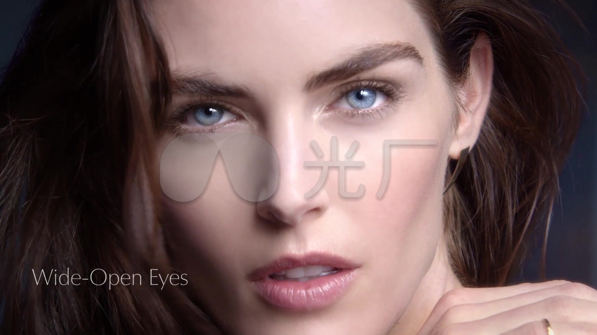 护肤品美女模特展现眼部肌肤精华保养护理