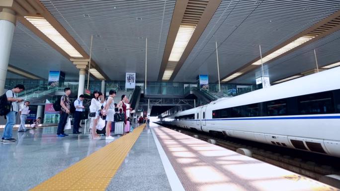 高铁进站南京南站站台