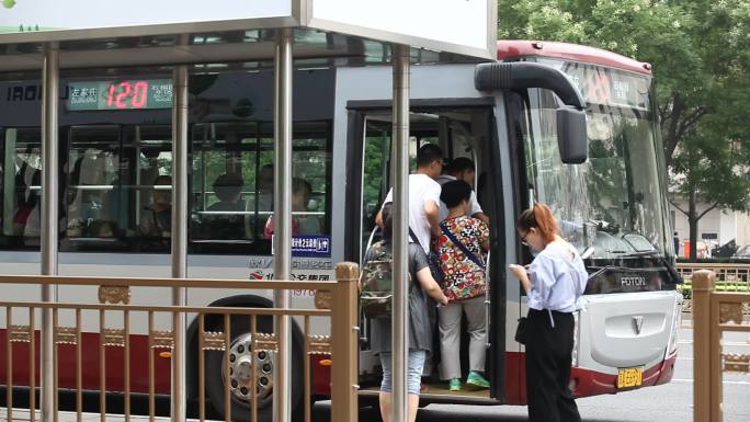 北京长安街公交车进站刷卡乘车