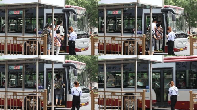 北京长安街公交车进站刷卡乘车