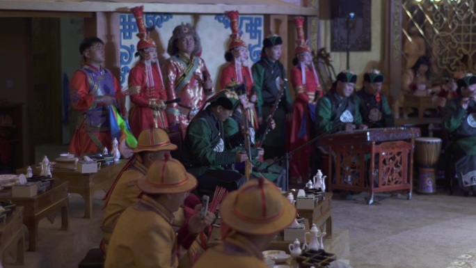 内蒙旅游蒙古包内表演敬酒歌唱1