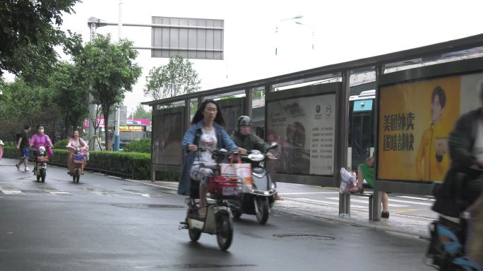 济南雨后经十路街景拍摄公交车站看手机