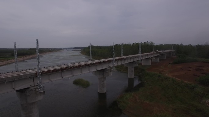 中国铁路路基建设跨河流黄昏