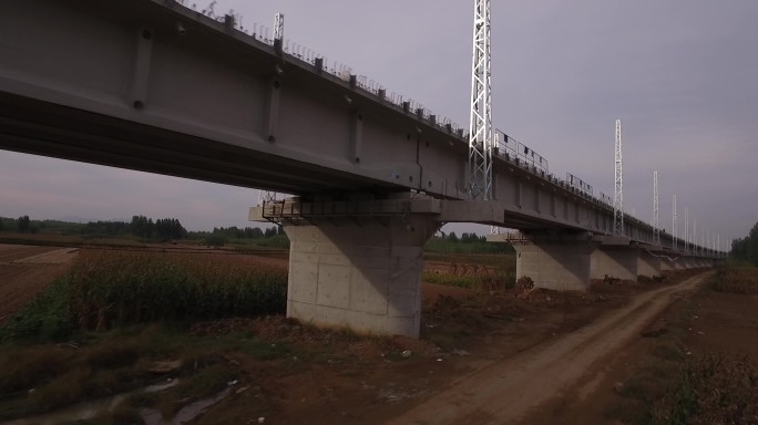 中国铁路桥梁路基麦田农田1逆光