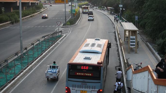 公交车进站乘客上下车