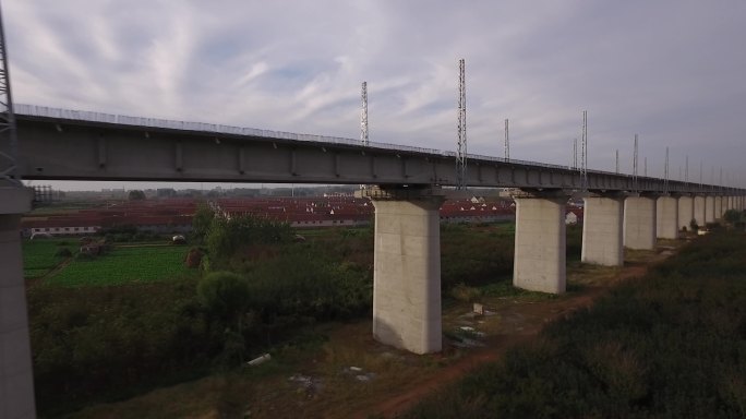 中国铁路桥梁路基红屋顶村庄