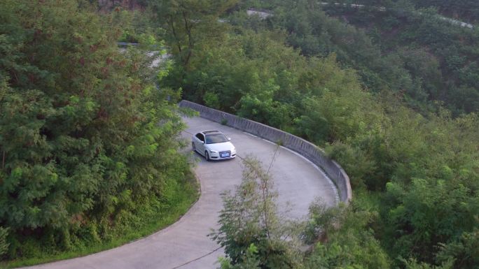 奥迪汽车山区弯道道路山路绿树2