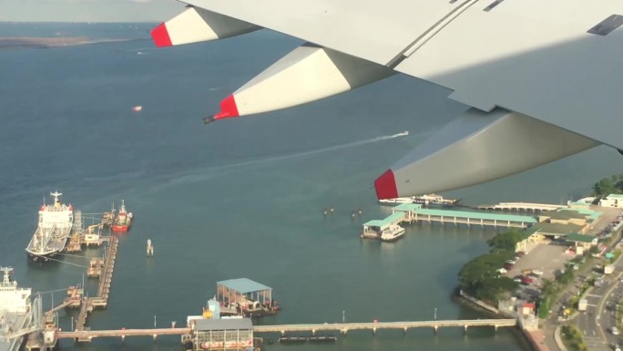 A380飞机穿过云层　着陆瞬间