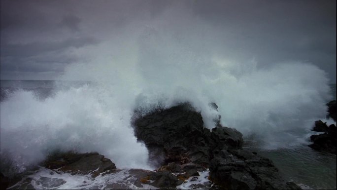 气势大海浪冲击岩石