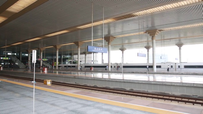 南京南站高铁复兴号列车