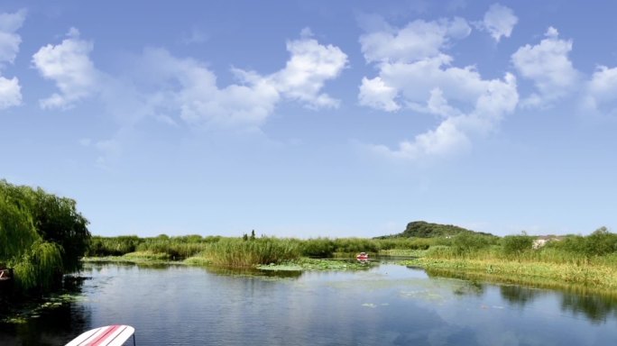 衡水湖湖面波光粼粼天空白云飘过