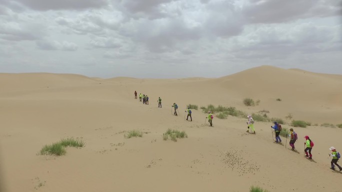 沙漠徒步航拍