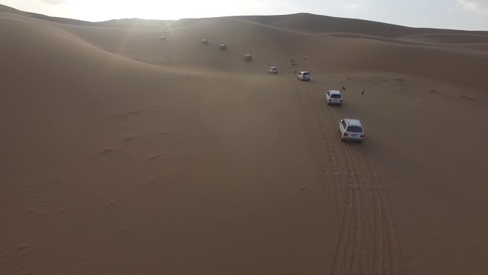 沙漠越野车队航拍