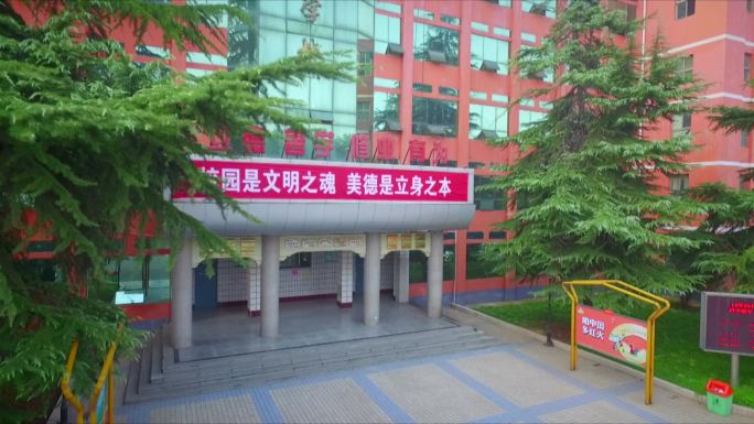 医药大学楼宇操场吊车施工