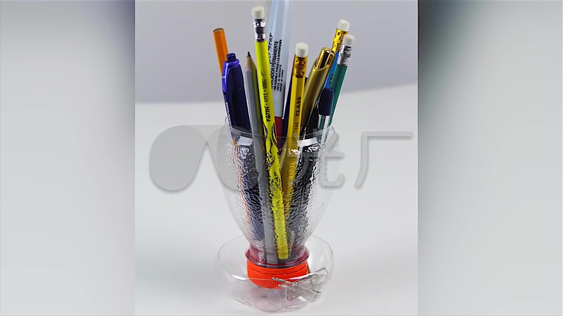 环保人士用塑料瓶手工制作生活用品