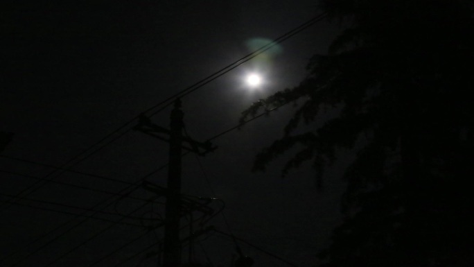 漆黑夜里的延时月亮