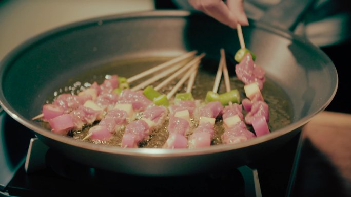 高清升格实拍美食制作原素：油锅炸椒香牛柳