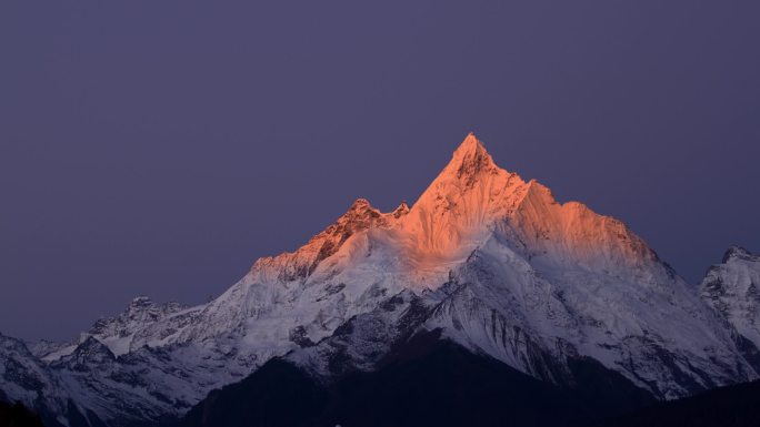 梅里雪山卡瓦格博峰日照金山延时一组