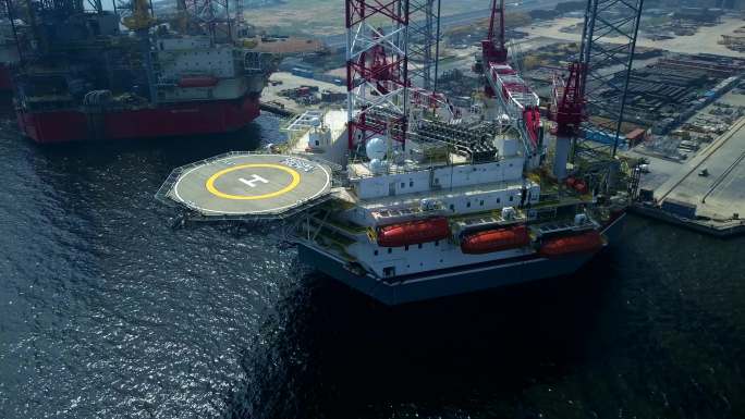 4k航拍海洋重工海上钻井平台石油勘探平台