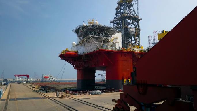 4k航拍海洋重工海上钻井平台石油勘探平台
