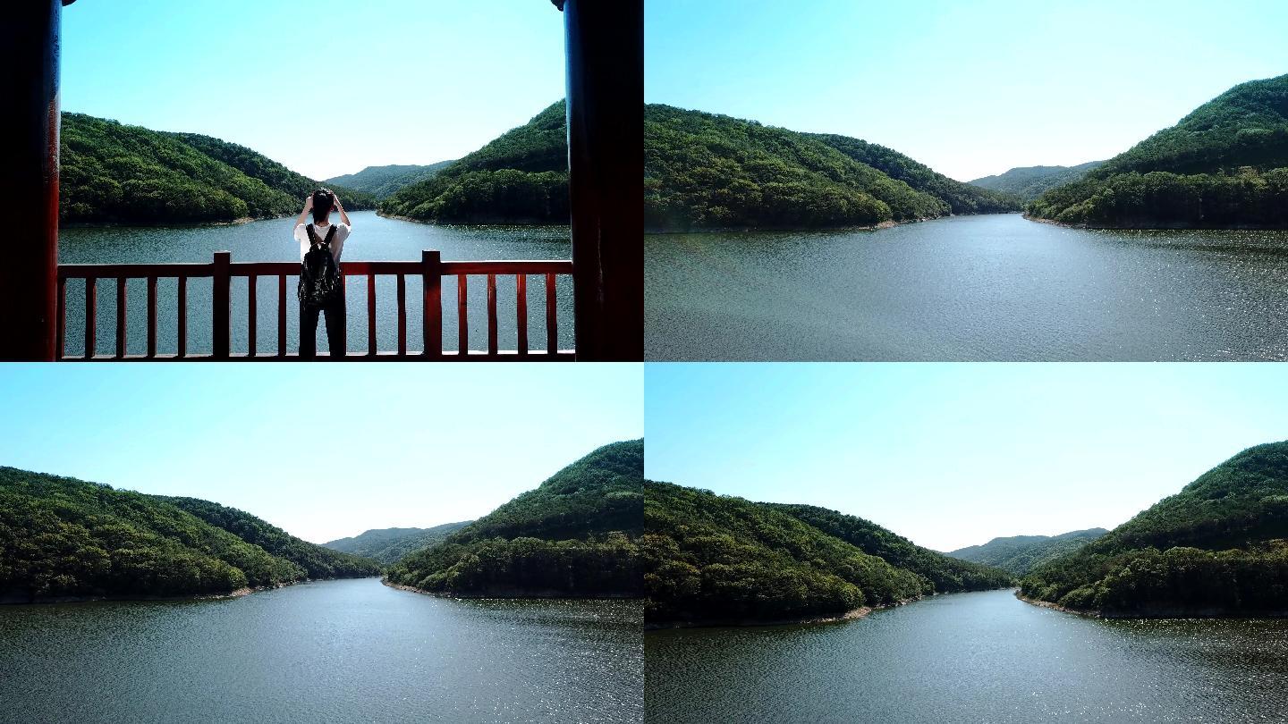 4K航拍游客拍照亭子湖水山水风景