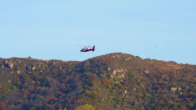 直升机飞过山谷
