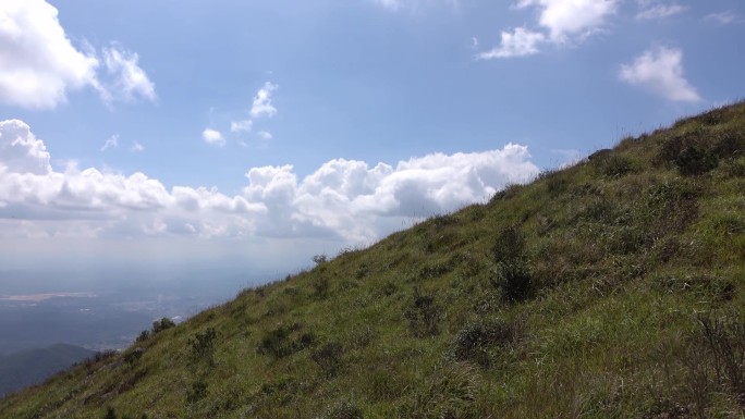 高山上蓝天下白云缭绕近在咫尺【梁野山】