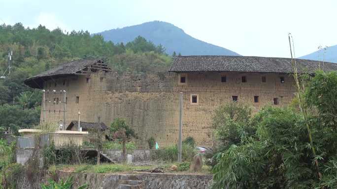 破土楼历经风雨侵蚀屹立不倒