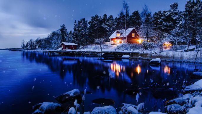 浪漫河流雪地夜晚小木屋