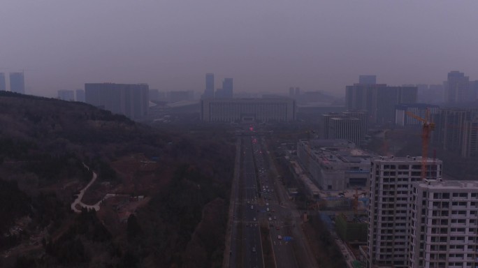 雾霾下济南市政府龙奥大厦远景