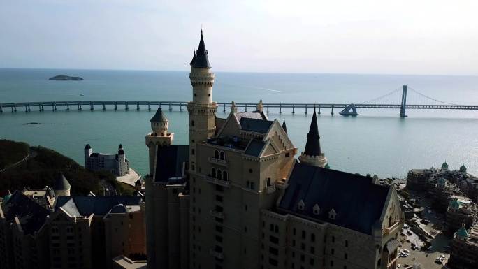 4K航拍城市海岸城堡平静海面跨海大桥