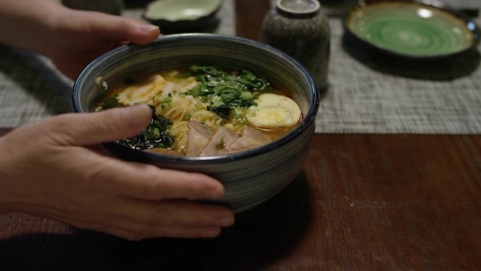 日式装饰店拉面上桌端走