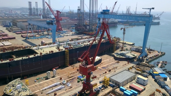 4K航拍造船厂船坞生产建造龙门吊