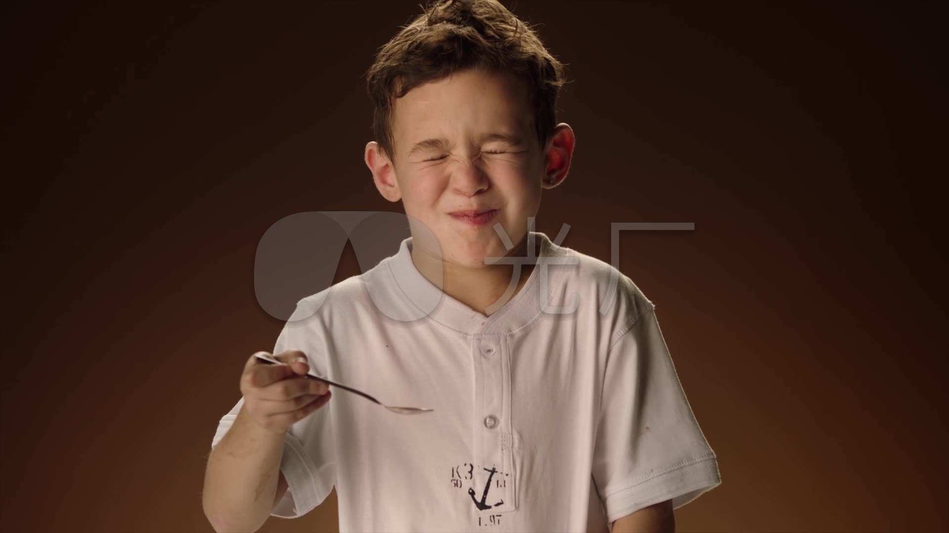 小孩吃巧克力冰激凌的表情