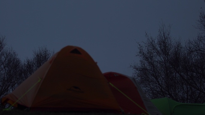 帐篷野外傍晚群欢秋季