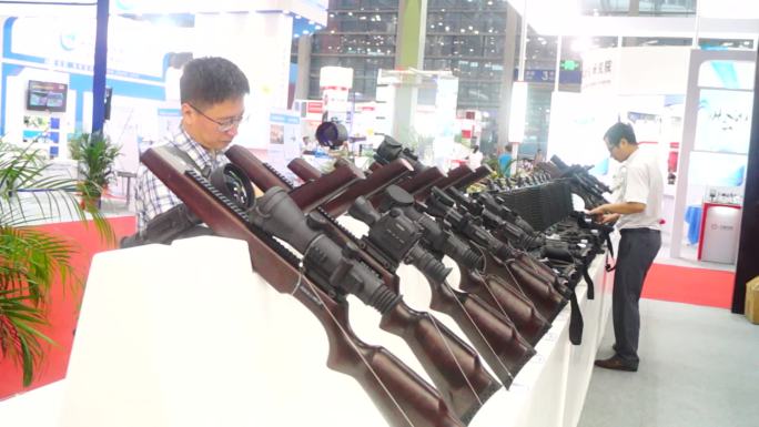 深圳光博会，展示的高倍激光枪