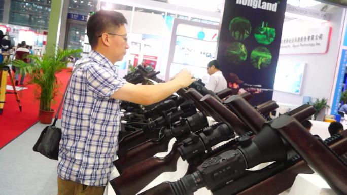 深圳光博会，展示的高倍激光枪