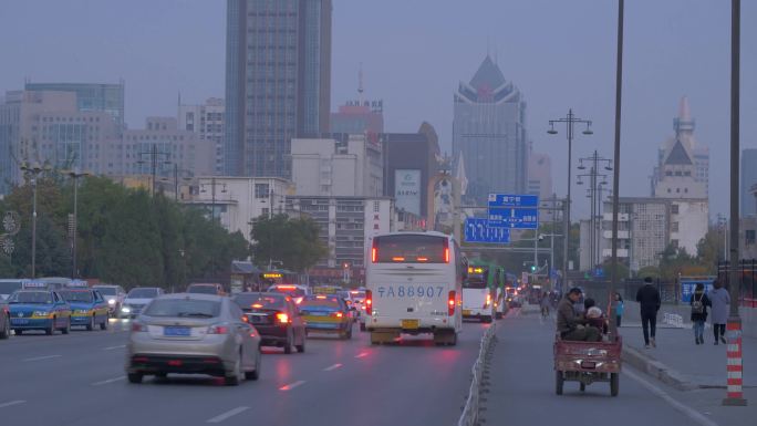 傍晚下班高峰期拍摄闹市转盘路口