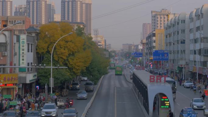 傍晚下班拍摄城市道路交通