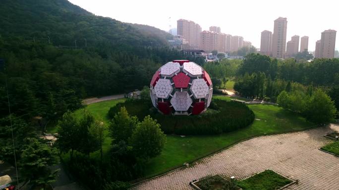 4K航拍城市公园景观雕塑足球