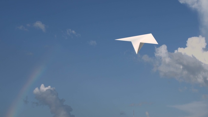 纸飞机蓝天