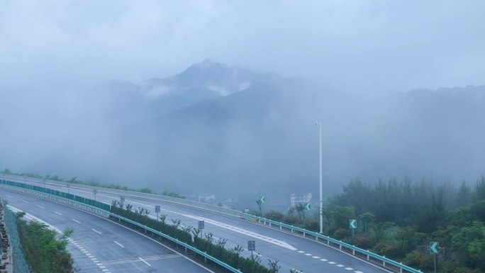 高速公路与村庄早晨云雾延时