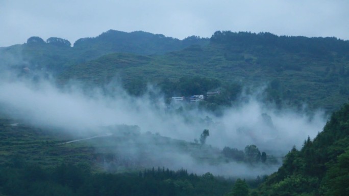 村庄云雾滚动